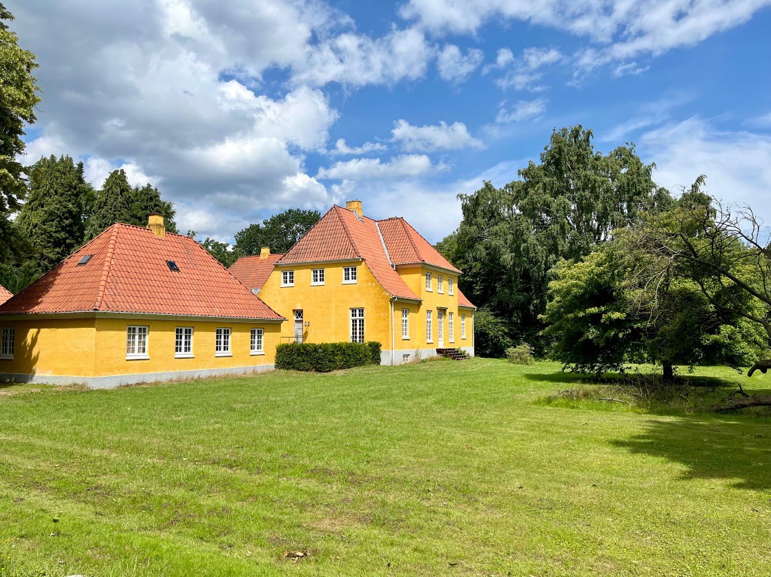 Indgangspartiet til Dyrehavens Sundhedshus